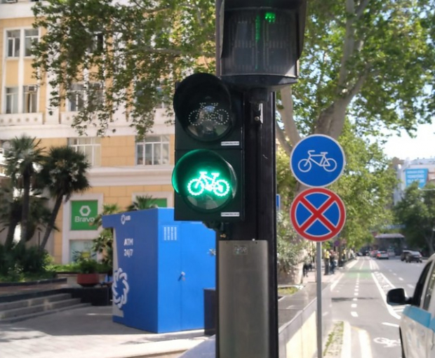 В Баку впервые устанавливаются светофоры с дополнительной секцией для велосипедов - ФОТО