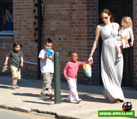 Анджелина Джоли навестила детей Гаити