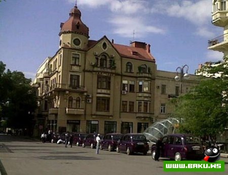 В Баку снижена цена за проезд в "лондонских" такси - ОБНОВЛЕНО