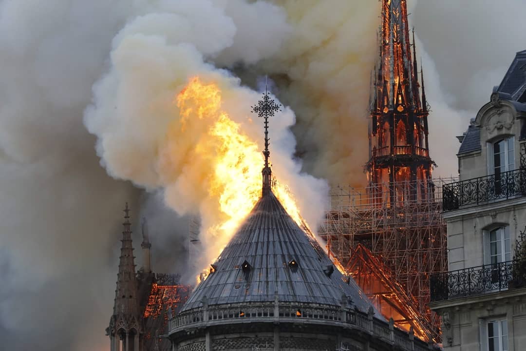 В Париже горит собор Парижской Богоматери