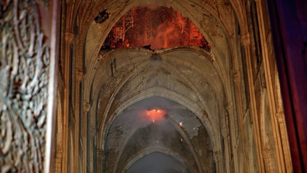 Опубликованы первые снимки из собора Парижской Богоматери