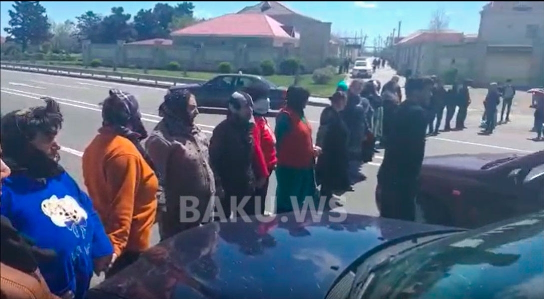 В Баку женщины перекрыли дорогу