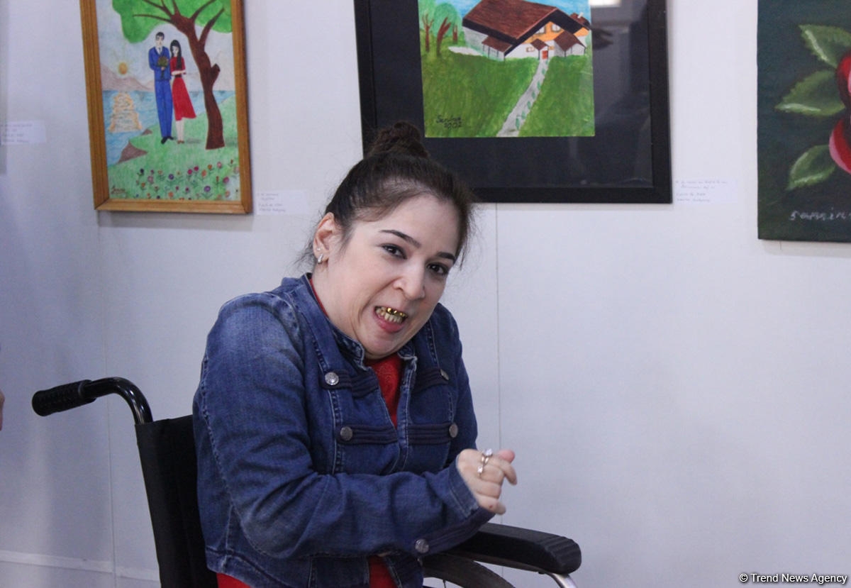 Как азербайджанская художница с ДЦП рисует без помощи рук