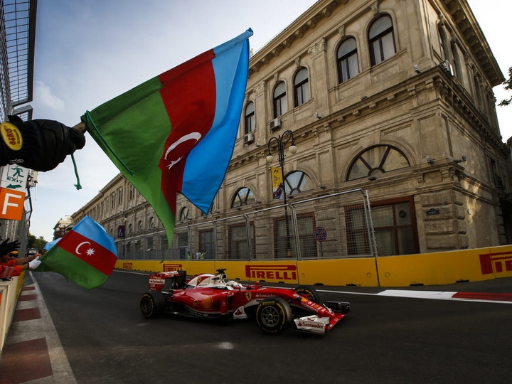 В Баку болид "Формулы" сбил с ног двух человек