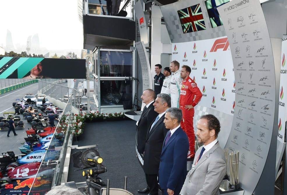 Ильхам Алиев наградил победителя "Формулы-1"