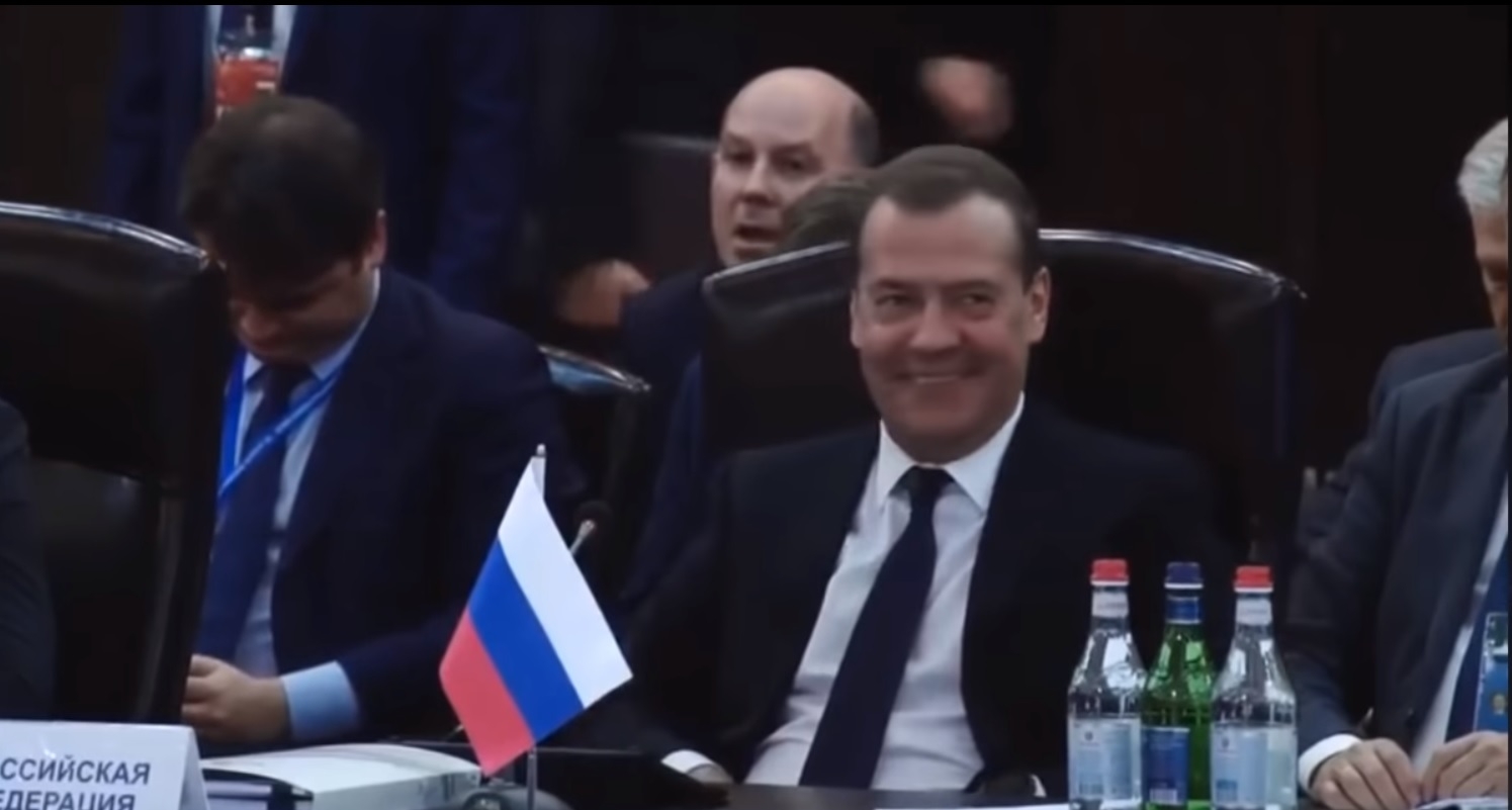 Пашинян потерял дар речи на встрече с Медведевым
