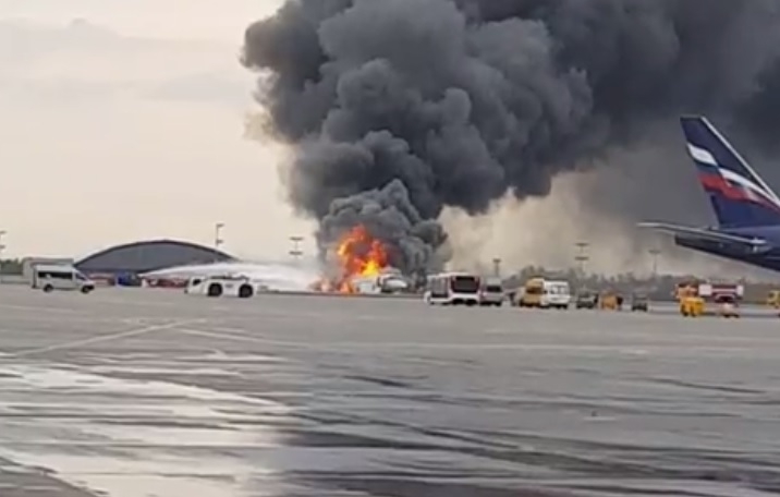 Появились кадры пожара в Шереметьево изнутри горящего самолёта