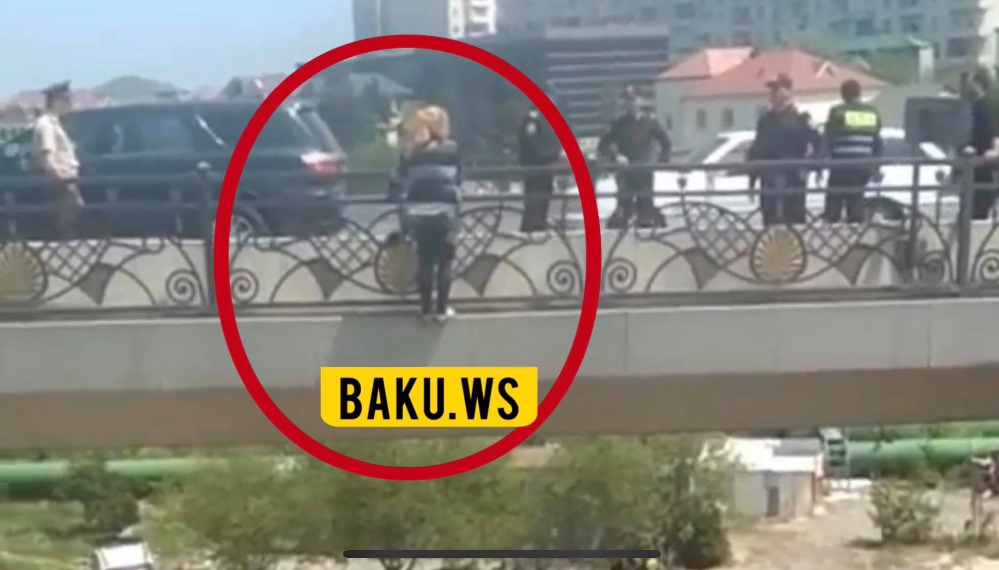 В Баку полицейские поймали бросившуюся с моста женщину