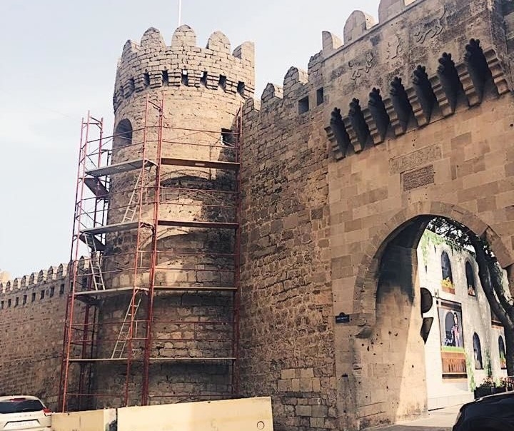 В Баку реставрируют главные ворота Ичеришехер