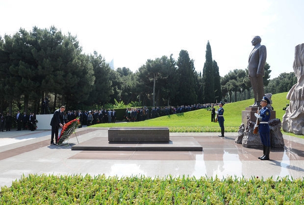 Президент Ильхам Алиев посетил могилу Гейдара Алиева