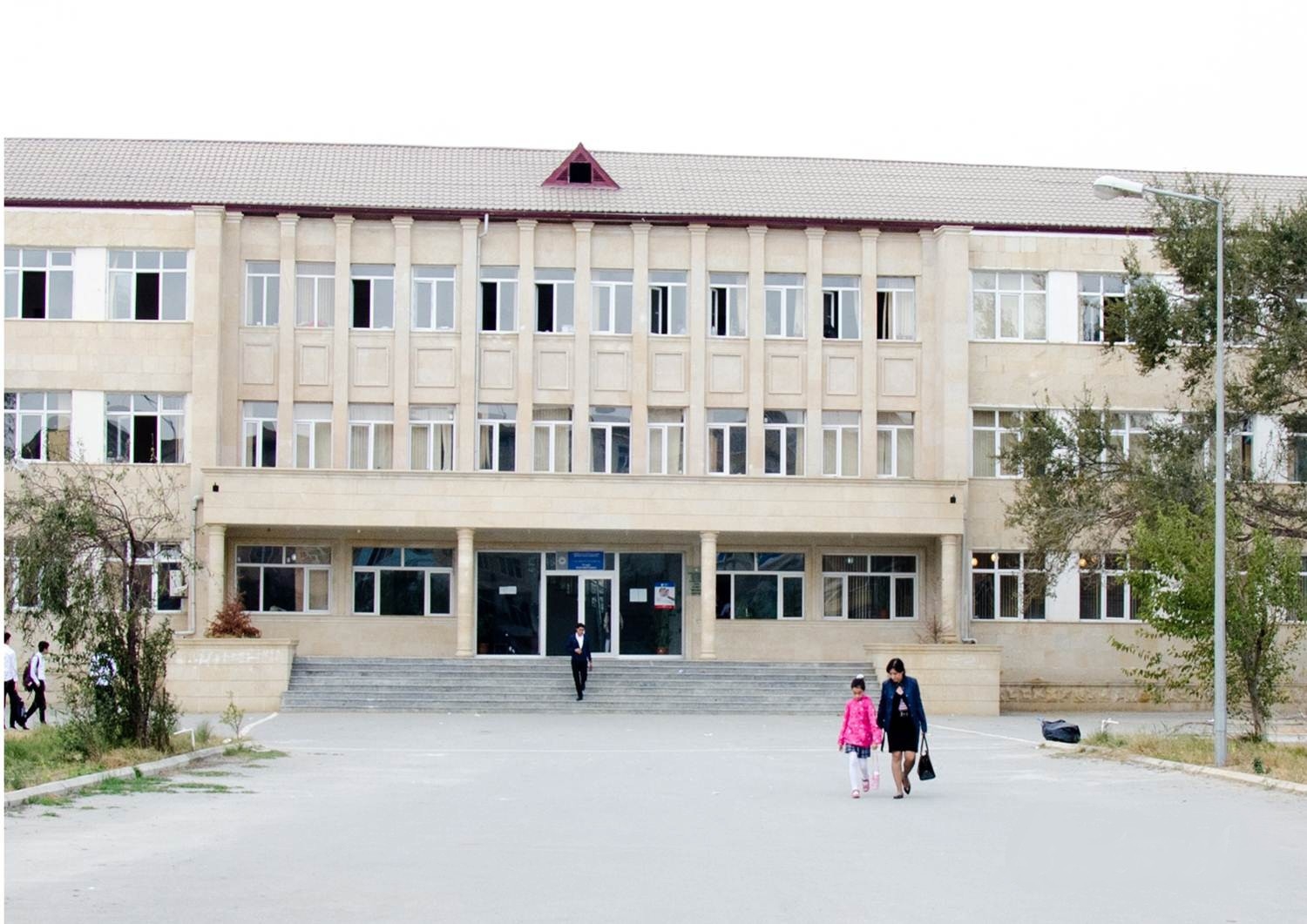 В Баку школьник выпрыгнул со 2-го этажа, чтобы сбежать с уроков