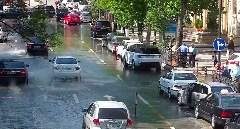 Центр Баку затопило из-за прорыва водопровода