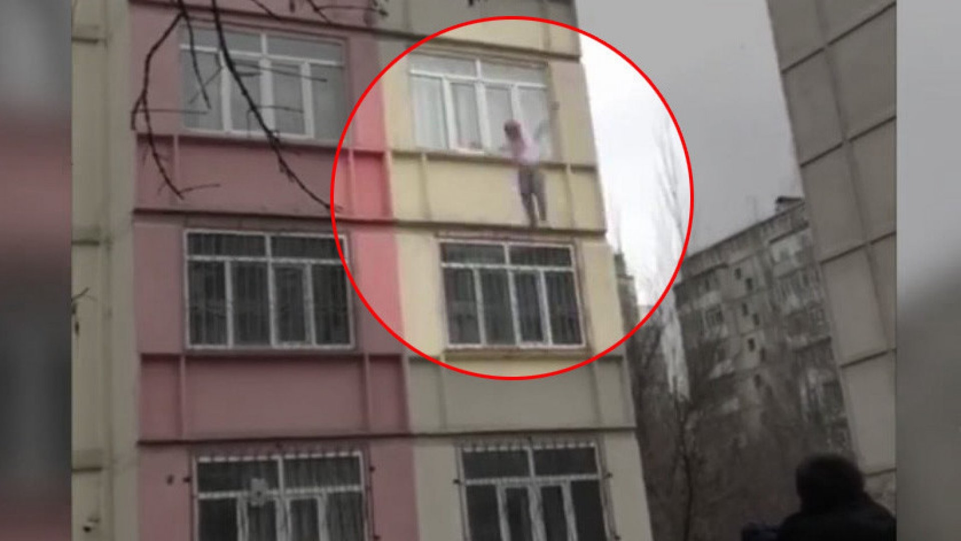 Парень выпрыгнул с 7 этажа, чтобы спасти своего 4-летнего сына