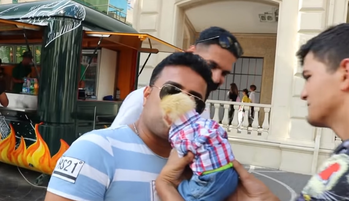 В Баку обезьяна откусила ухо фотографирующегося с ней парня