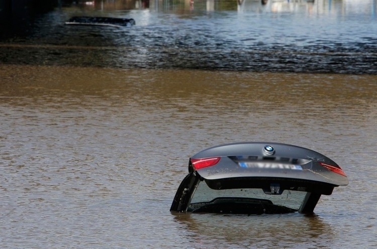 В Азербайджане автомобиль с супружеской четой упал в воду, погибли оба