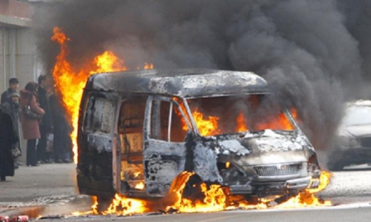 В Баку сгорел микроавтобус