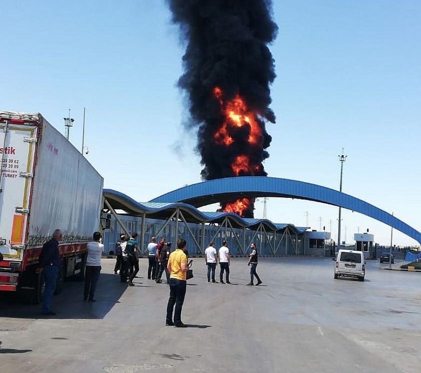 В Турции сгорел азербайджанский бензовоз, есть пострадавший