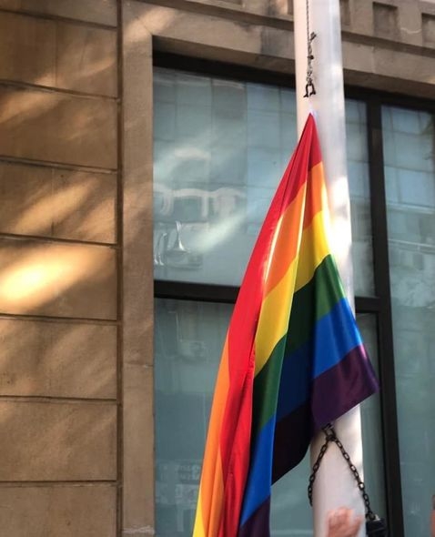 В Баку перед посольством вывесили флаг ЛГБТ