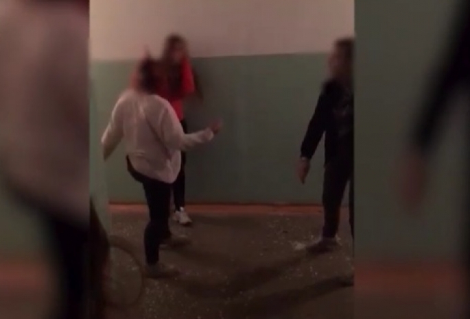 Две семиклассницы избивают учеников и снимают это на