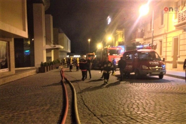 Появились кадры пожара в крупном молле в Баку