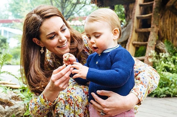 Кейт Миддлтон и принц Уильям показали своих детей на новых