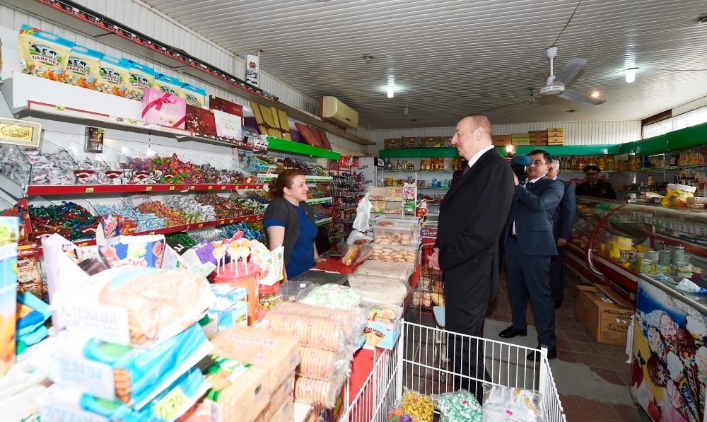 Ильхам Алиев поинтересовался ценами в бакинском магазине