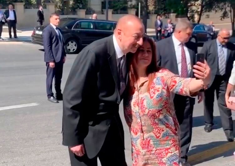 Президент Ильхам Алиев и первая леди встретились с гражданами