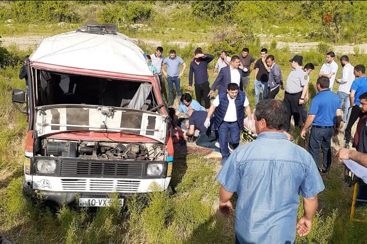 В Азербайджане перевернулся микроавтобус со студентами, есть погибшие