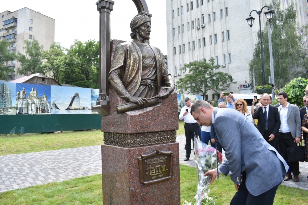 В Киеве возвели памятник Имадеддину Насими