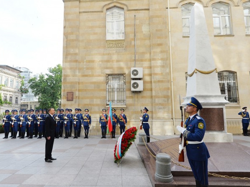 Президент Ильхам Алиев посетил памятник, установленный в честь АДР