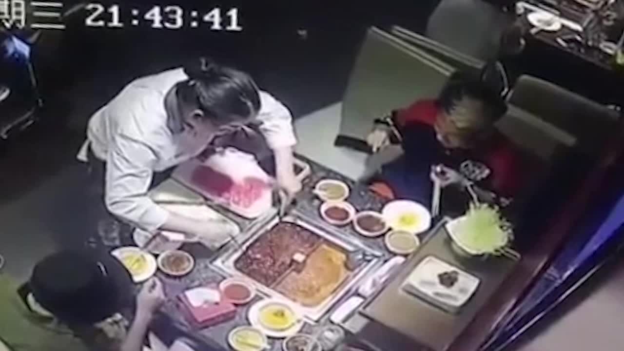 Официантка хотела выловить из супа зажигалку клиента, но произошел взрыв