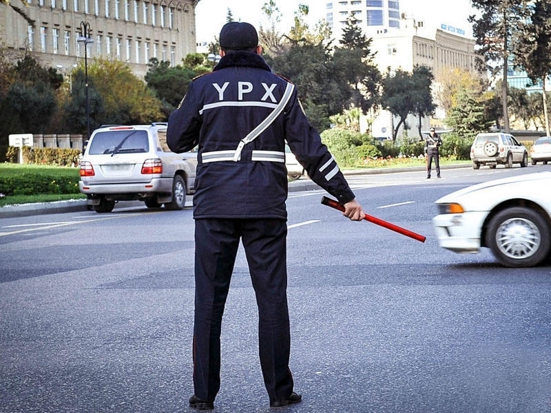 На трех центральных улицах Баку ограничат движение транспорта