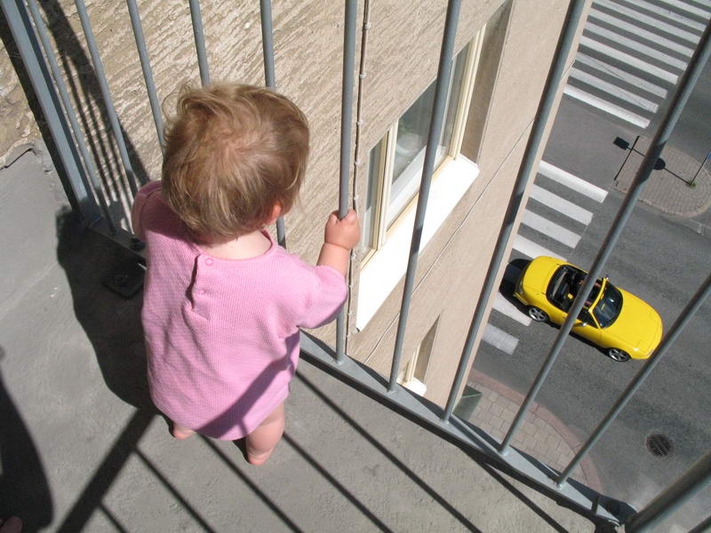Мужчина поймал падающего с балкона ребенка - ВИДЕО