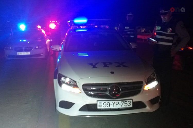 В Азербайджане автомобиль сбил двух нетрезвых пешеходов, один скончался - ВИДЕО