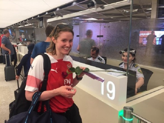 В бакинском аэропорту британок встречают с розами - ФОТО