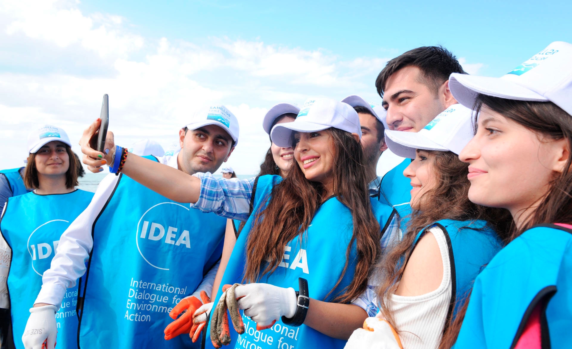 Лейла Алиева приняла участие в акции по очищению побережья - ФОТО