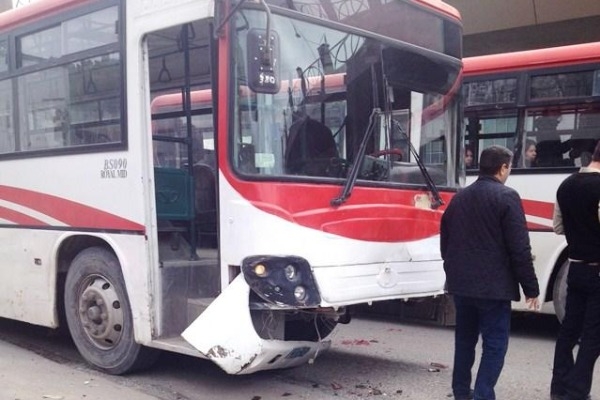 В Баку автобус сбил школьников