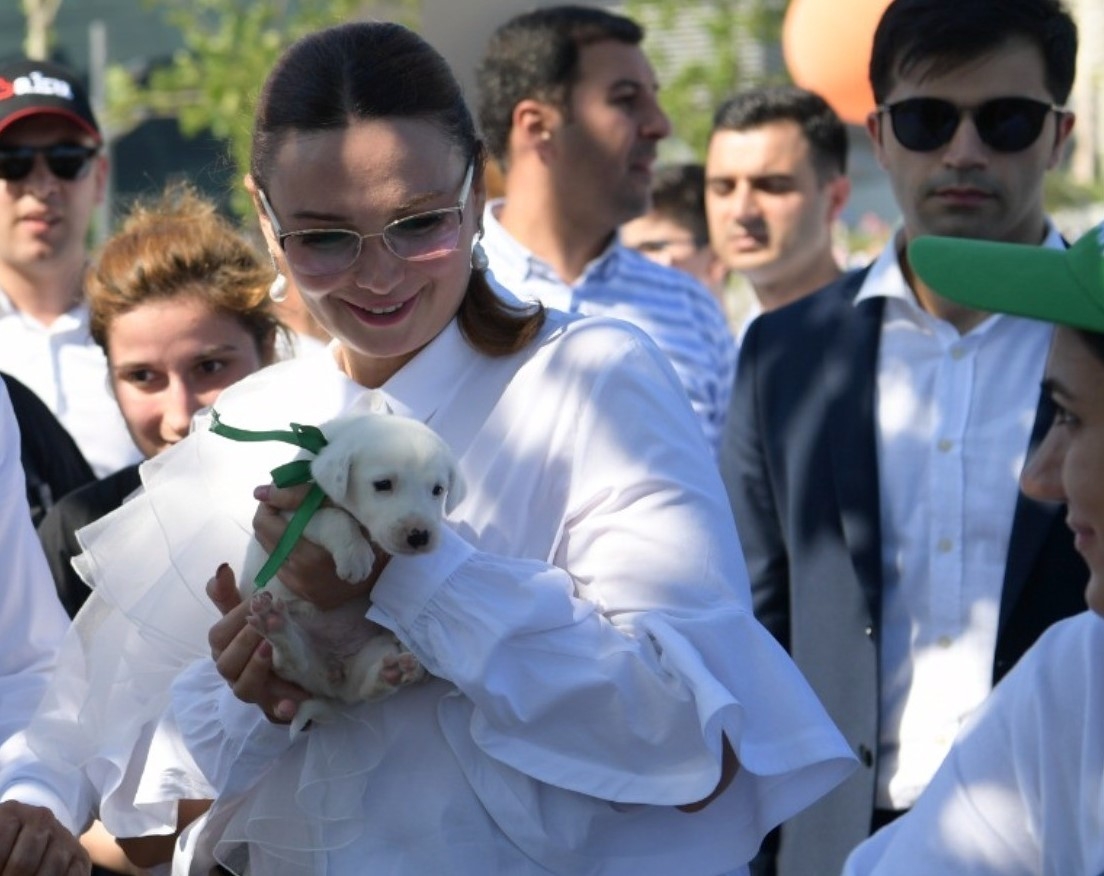 Ганира Пашаева взяла собаку из Центра "Топлан"