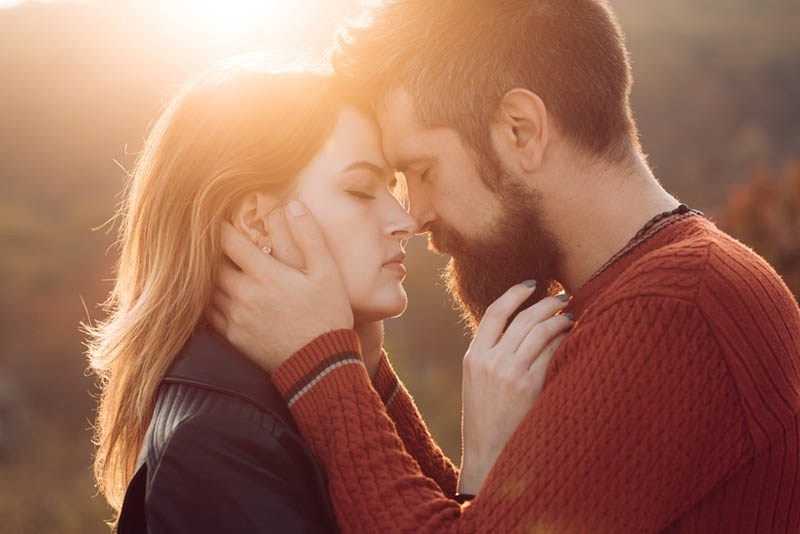Как влюбить в себя мужчину: 15 советов от психологов