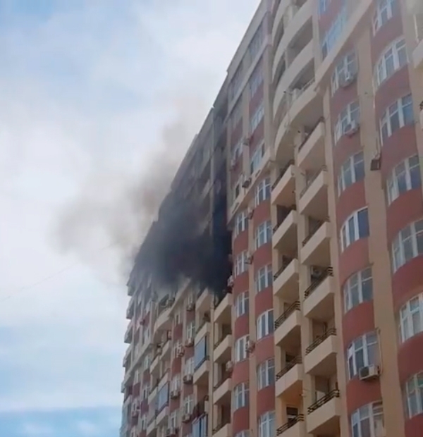 В центре Баку горит здание - ВИДЕО