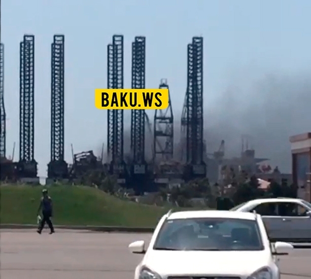 Пожар на нефтяной эстакаде в Баку - ВИДЕО