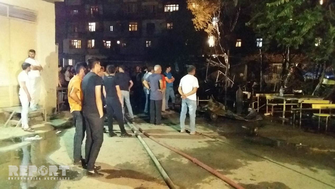 В Баку сгорело кафе, есть пострадавший - ФОТО