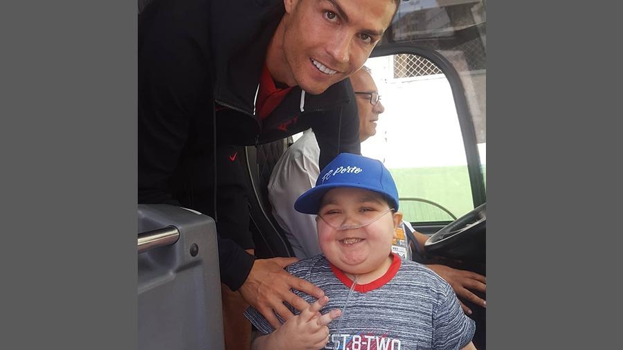 Роналду остановил автобус ради фото с больным ребенком - ВИДЕО