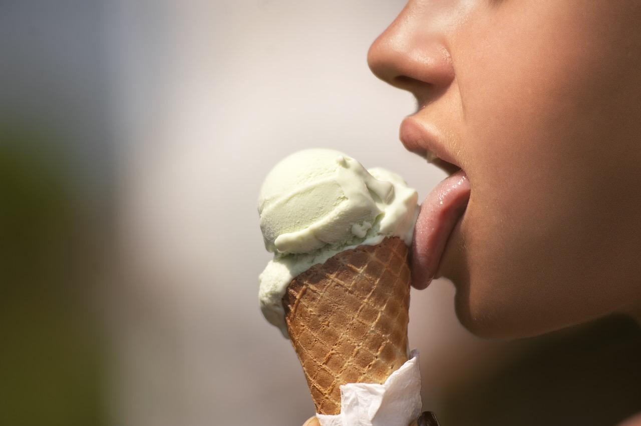 Ученые объяснили, почему опасно есть мороженое в жару