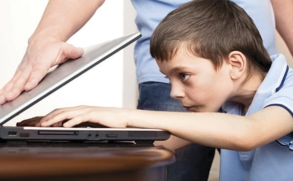 Назван самый опасный возраст для интернет-зависимых детей