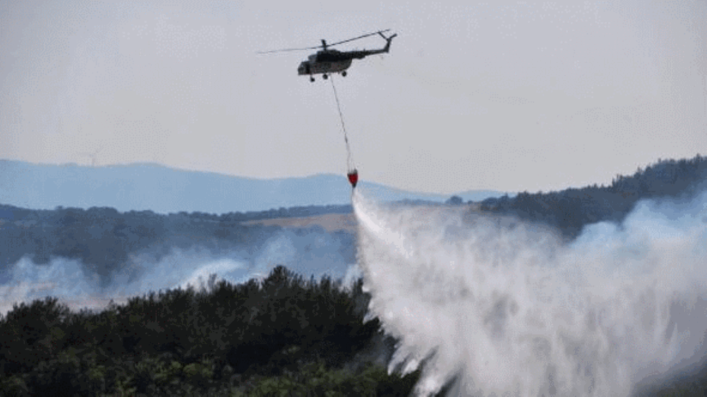 Сильный пожар в Баку: к тушению привлечен вертолет