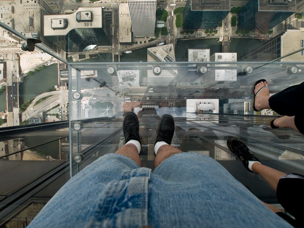 Под ногами туристов треснул стеклянный пол на высоте 442 метра - ВИДЕО