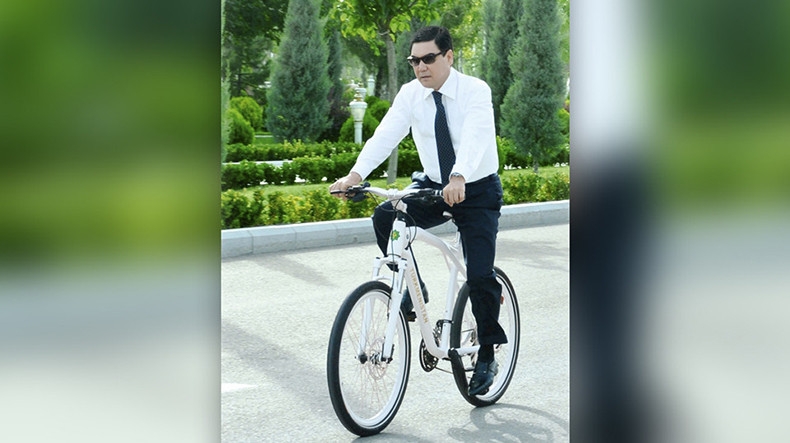 Туркменбаши выстрелил в "яблочко" на велосипеде - ВИДЕО