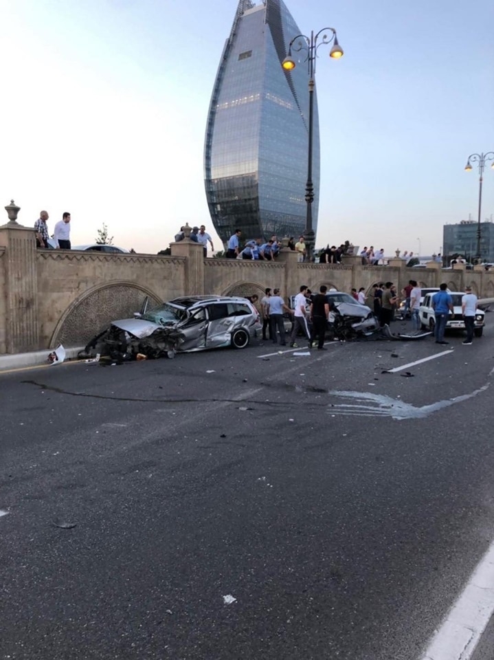 Цепная авария в Баку с участием машины скорой помощи - ВИДЕО