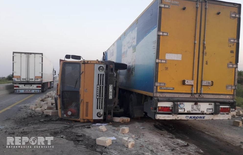 В Азербайджане грузовой автомобиль врезался в "Камаз" и перевернул его - ФОТО